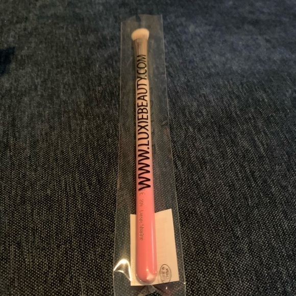 New in package Luxie beauty large shader eye brush - Picture 2 of 4